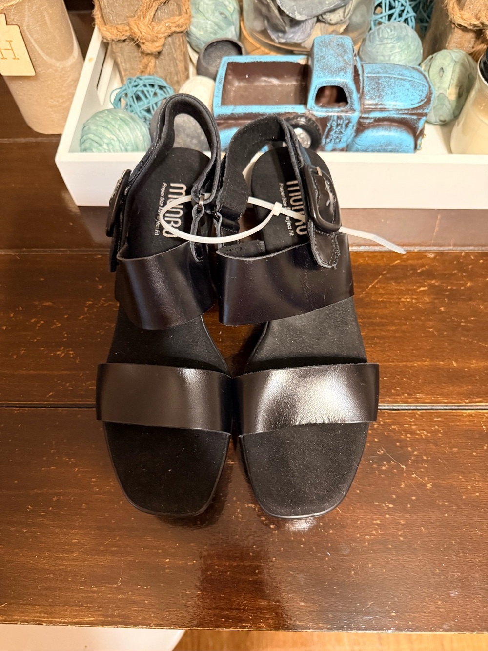 Munro NWOT Black Leather Ankle-Strap Sandals Women’s Size 7.5